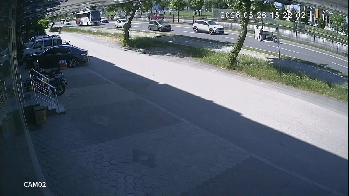 İnegöl\'de Trafik Aksadı, Demir Kafes Yola Düştü