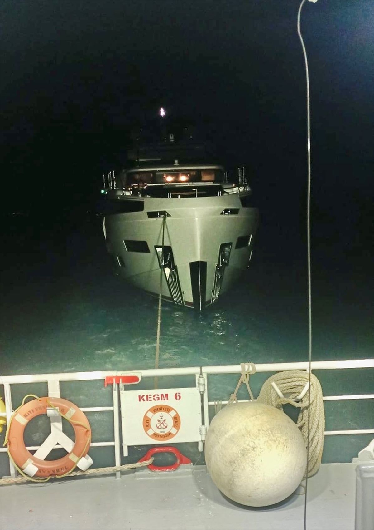 Çanakkale Boğazı\'nda Tekne Kurtarıldı
