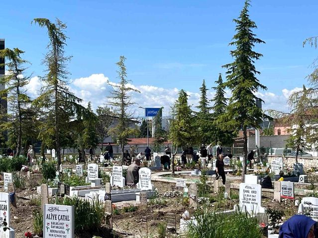 Çorum'da Mezarlık Ziyaretleri Yoğunlaştı