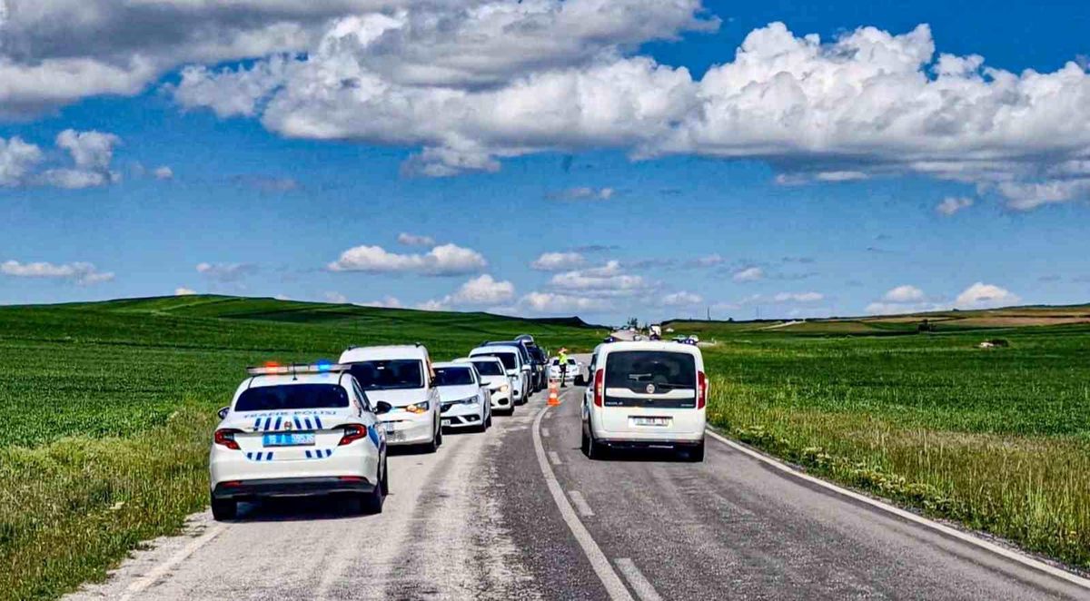 Alaca\'da Takla Atan Araçta Sürücü Kurtuldu
