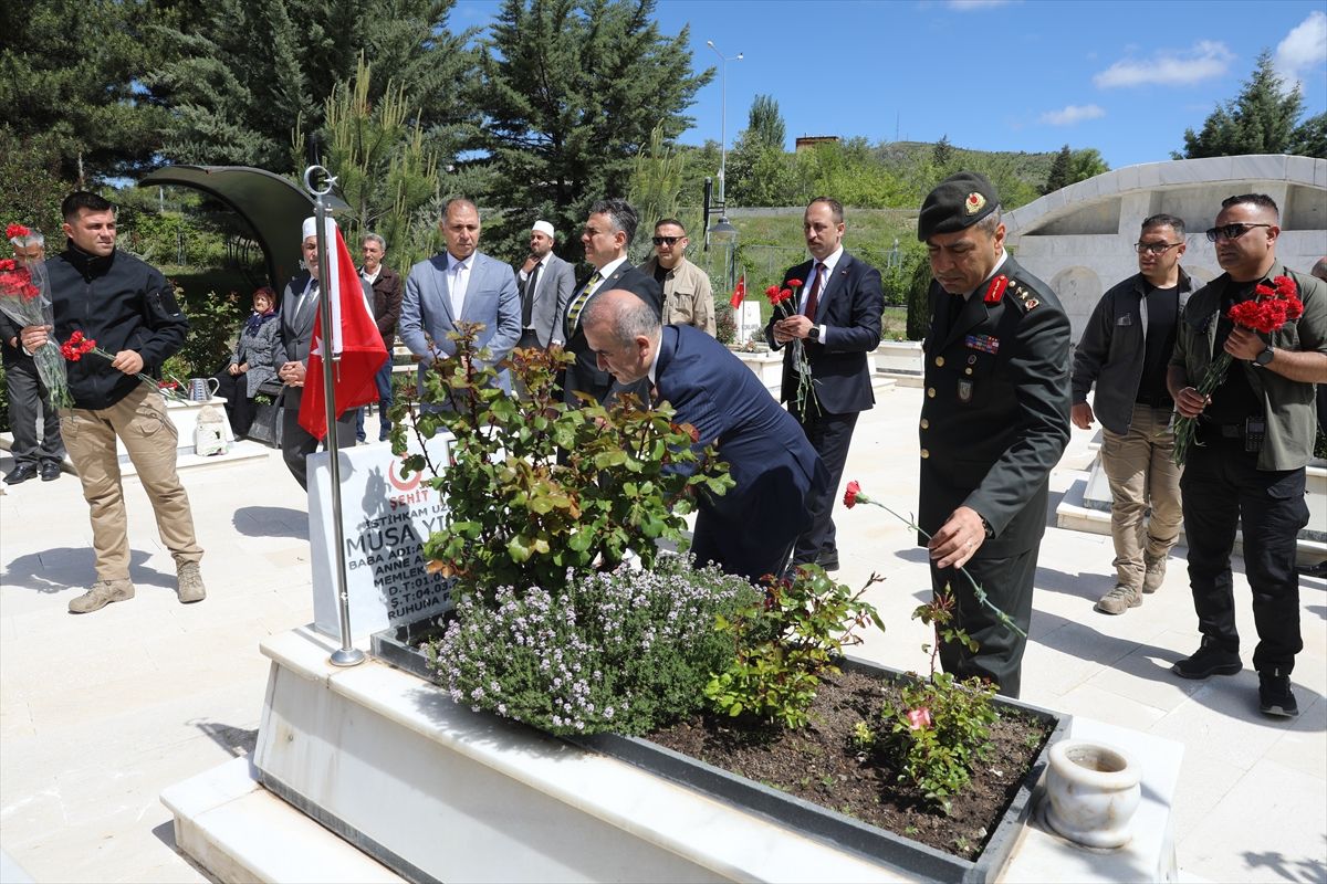 Elazığ Valisi şehitlikleri ziyaret etti