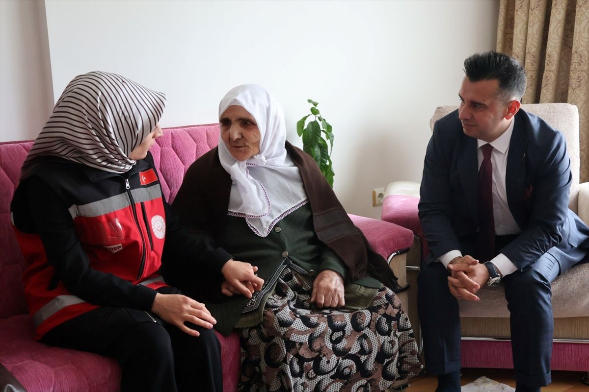94 yaşındaki şehit annesine tekerlekli sandalye