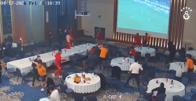 Galatasaraylı futbolcular Fenerbahçe gol yiyince sevinçten çıldırmış! Eline sandalye alıp koşan bile var