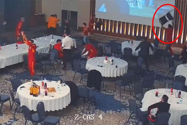 Galatasaraylı futbolcular Fenerbahçe gol yiyince çıldırmış! Eline sandalye alıp koşan bile var