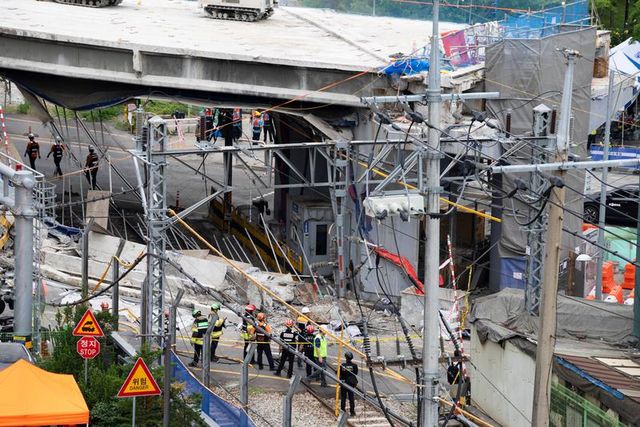 60 yıllık üst geçit yıkım çalışması sırasında çöktü: 3 ölü