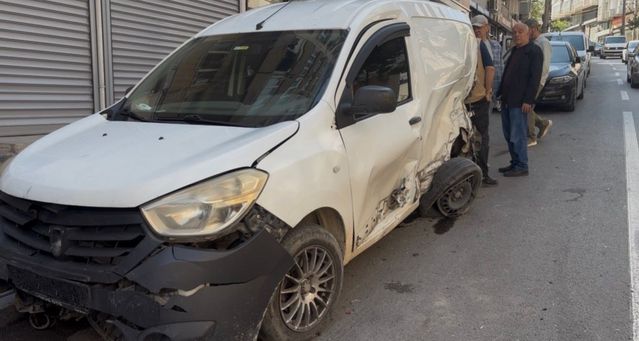 Bursa'da Park Halindeki Araçlara Çarpan Ticari Araç Kazası