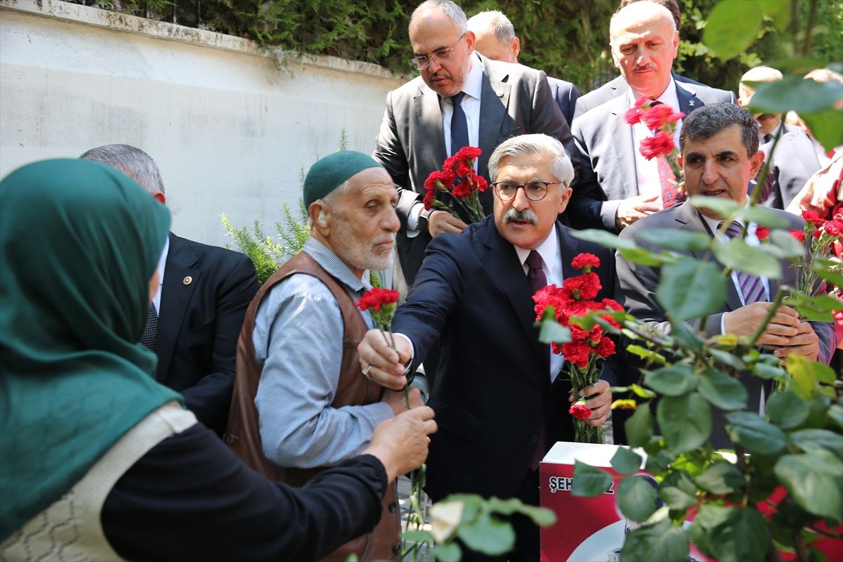 Hatay\'da bayram arifesinde şehitlik ve deprem mezarlığı ziyareti