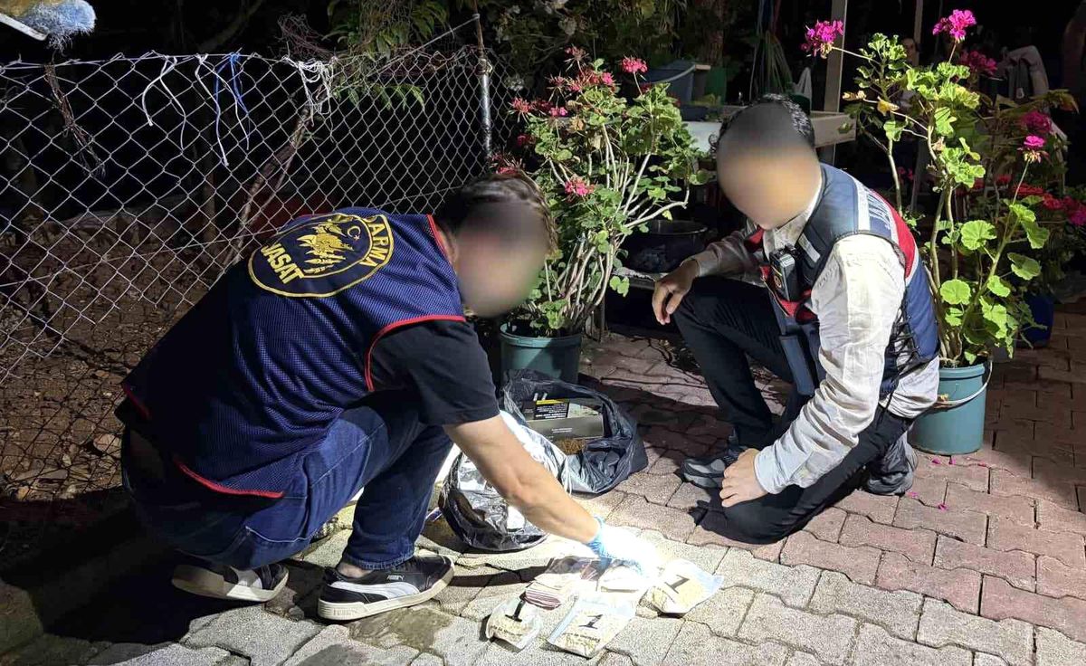 Hatay\'da Uyuşturucu Operasyonu: 5 Bin 200 Captagon Ele Geçirildi