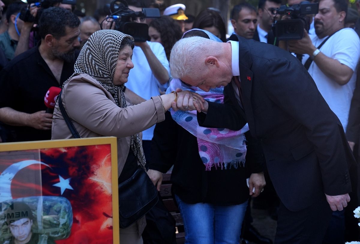 Vali Gül, bayram arifesinde şehitlikleri ziyaret etti