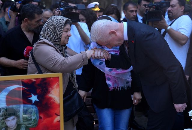Vali Gül, bayram arifesinde şehitlikleri ziyaret etti