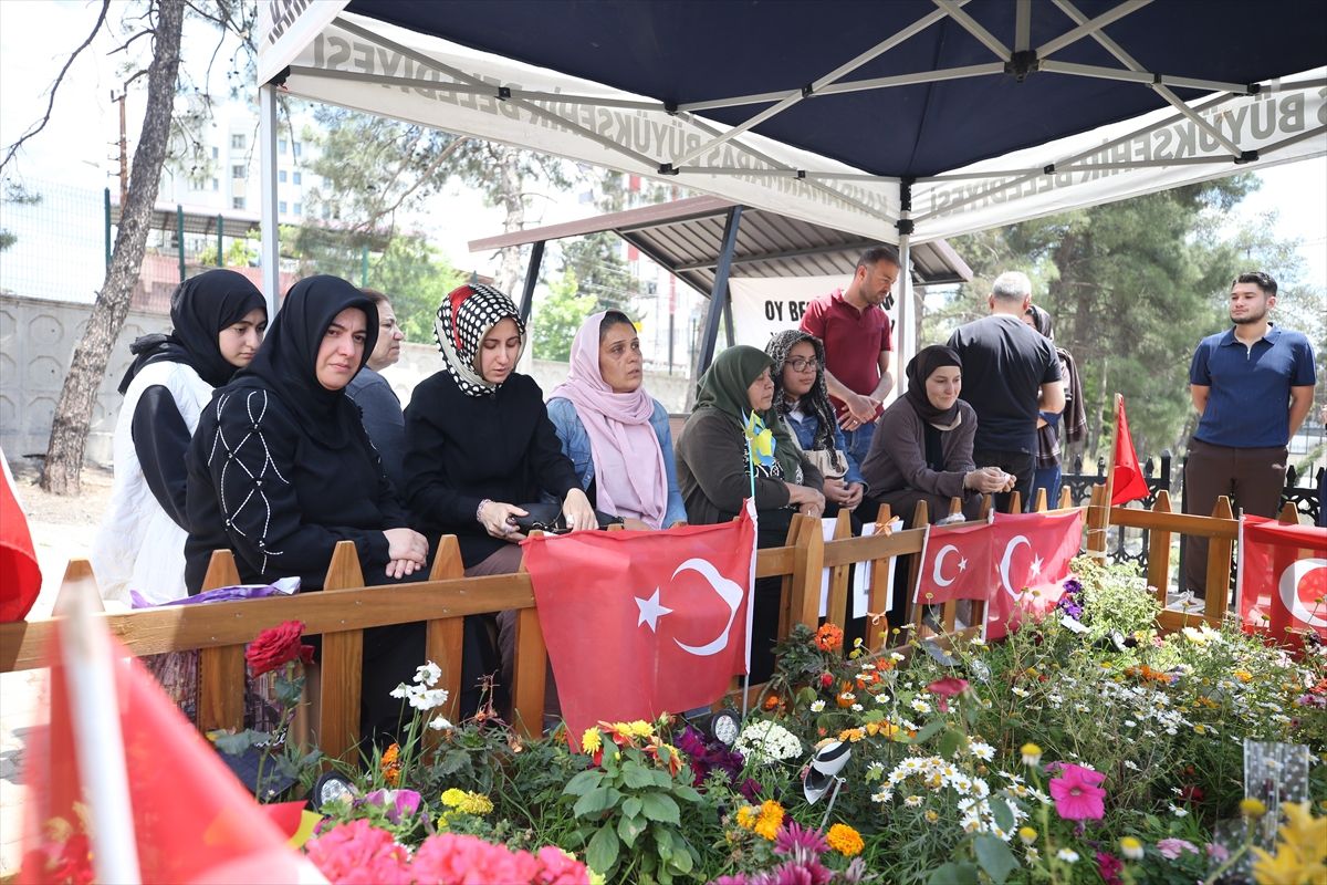 Maraş\'ta okul saldırısında ölenlerin ailelerinden bayram arifesinde kabir ziyareti