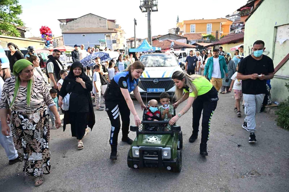 Polis, Lösemi Tedavisi Gören Minik Halime\'yi Ziyaret Etti