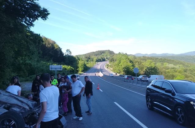 Zonguldak'ta Takla Atan Araçta 4 Yaralı