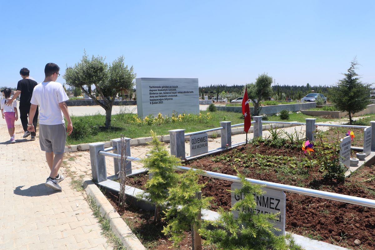 Deprem Şehitliği\'nde bayram arifesi duygu dolu anlar