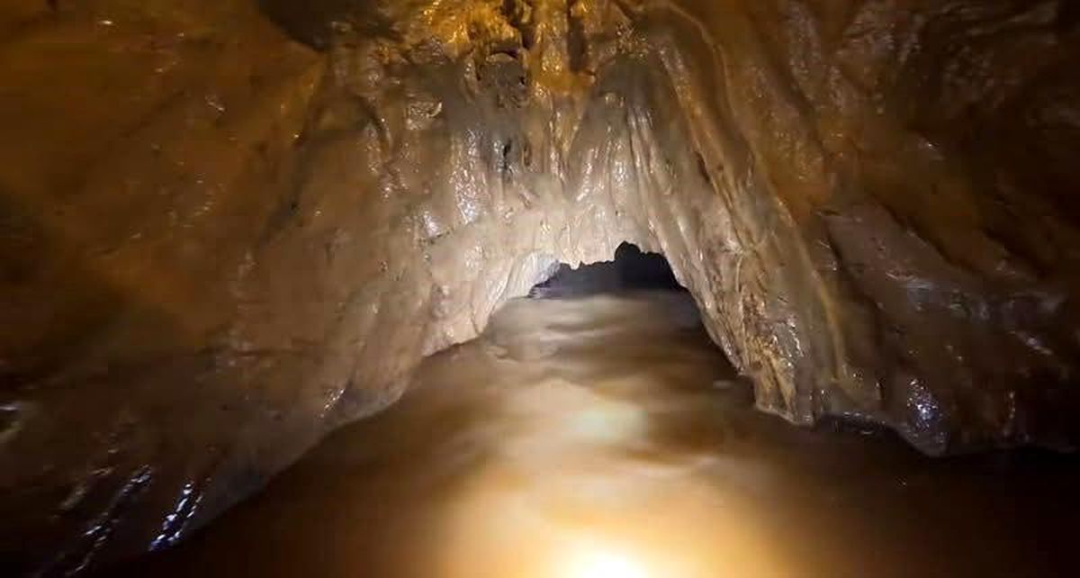 Laos\'ta Define Avcıları Mağarada Mahsur