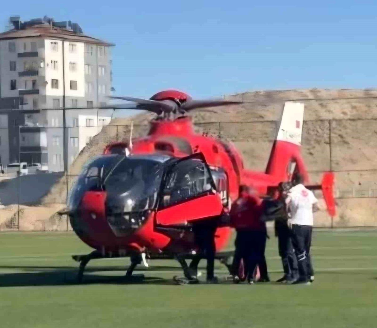 Darende\'de Göğüs Ağrısı Olan Hasta Hava Ambulansıyla Sevk Edildi
