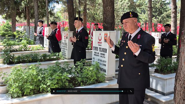 Depremde Yakınlarını Kaybedenler Kurban Bayramı Arifesinde Mezarlıkta Dua Etti