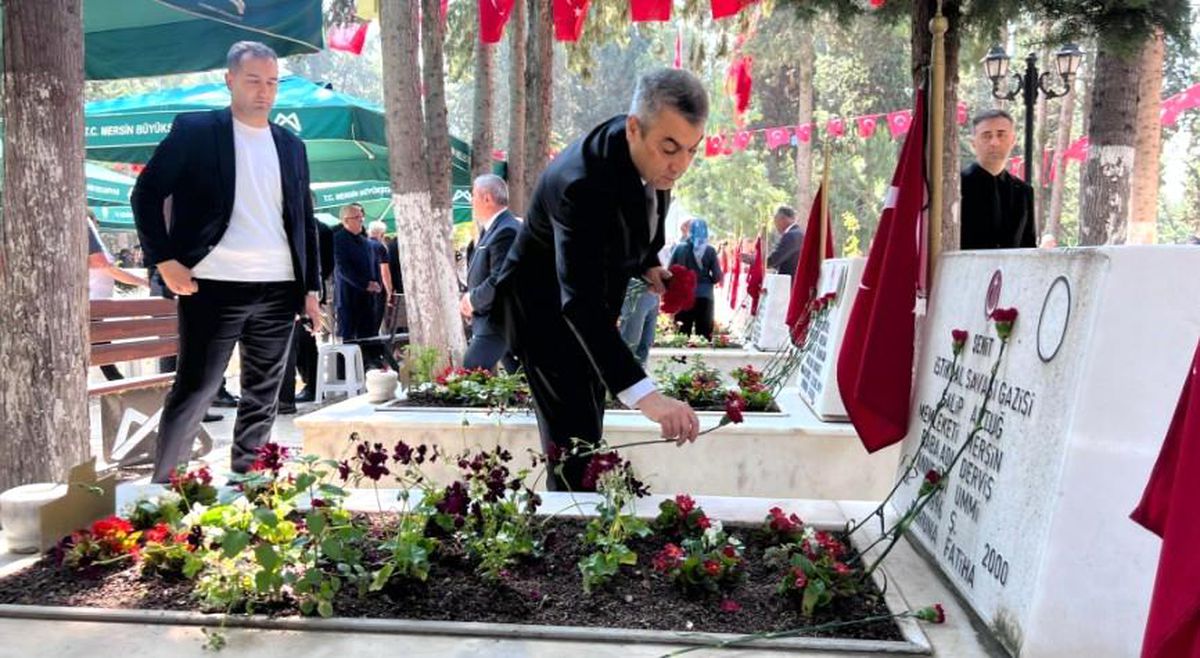 Mersin protokolü şehitlikte ve bayramlaşmada bir arada