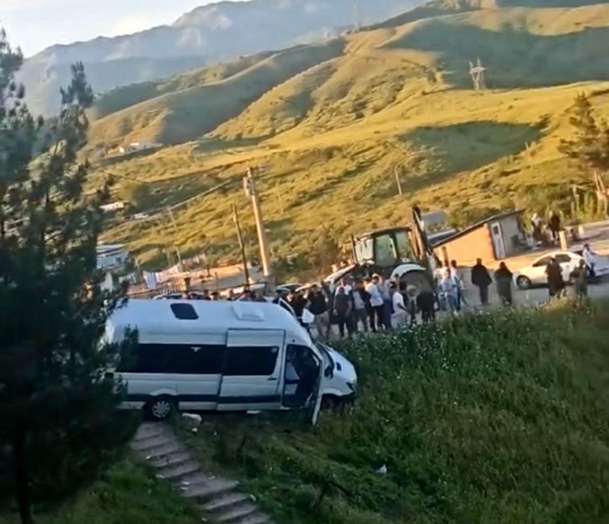 Siirt\'te Minibüs Freni Patladı, Facia Önlenildi
