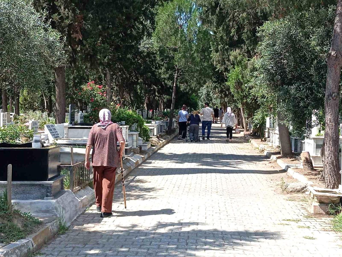 Nazilli\'de arefe günü mezarlıklar doldu taştı