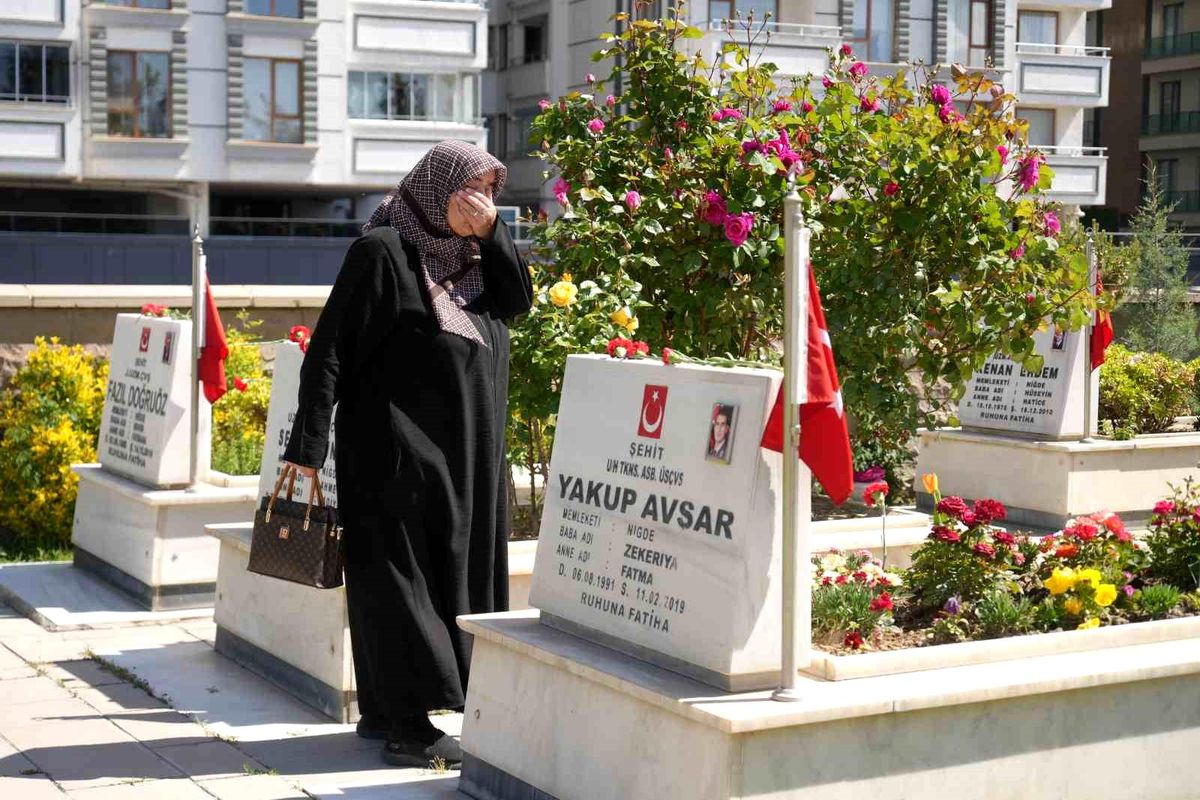 Vali Akmeşe ve Protokolden Arife Günü Şehitlik Ziyareti