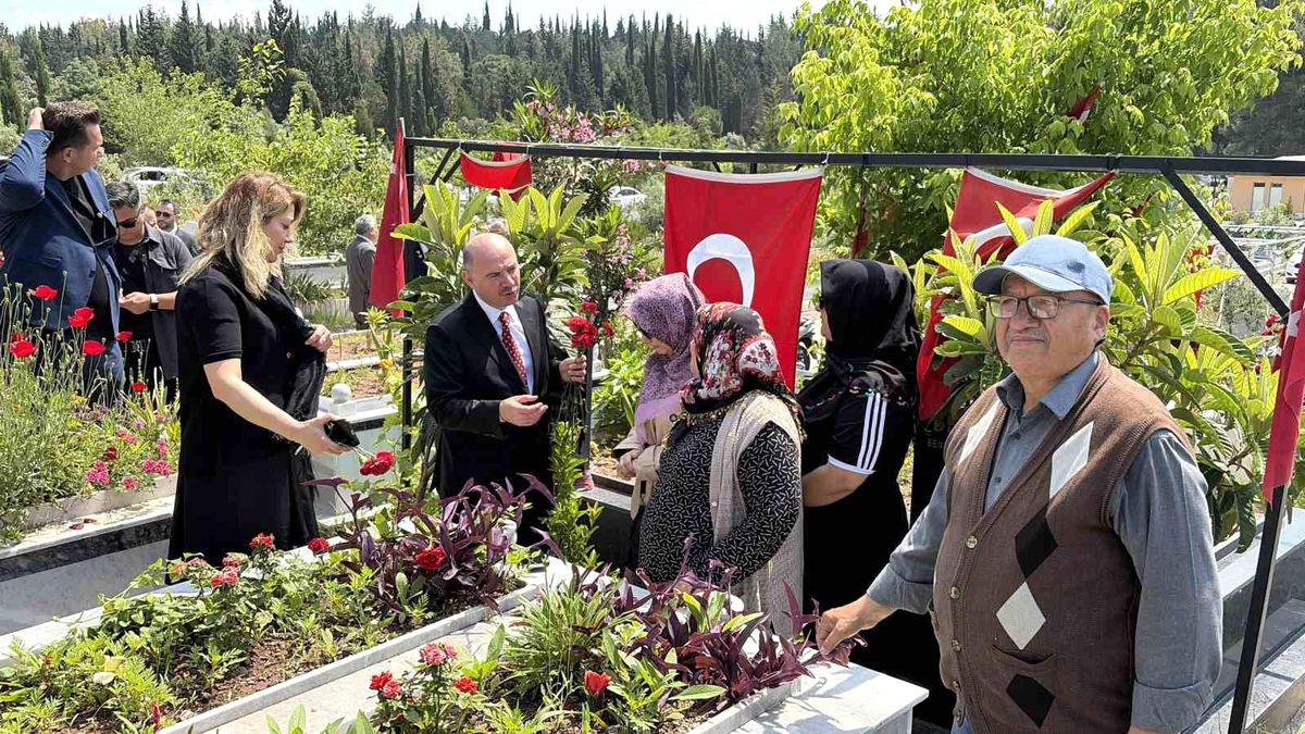 Osmaniye\'de şehit mezarlarına bayram ziyareti