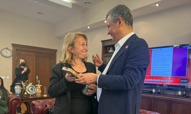Özgür Özel, genel başkanlık mührünü Süreyya Öneş Derici'ye emanet etti