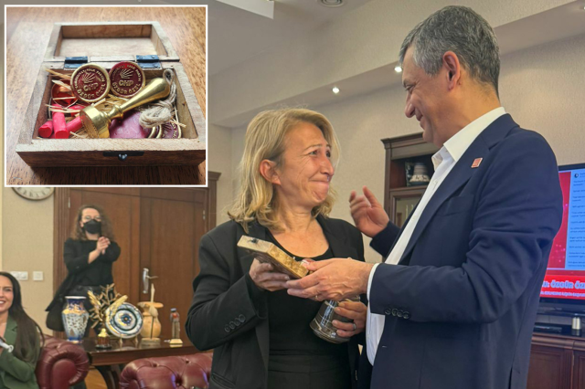 Özgür Özel, genel başkanlık mührünü Süreyya Öneş Derici'ye emanet etti