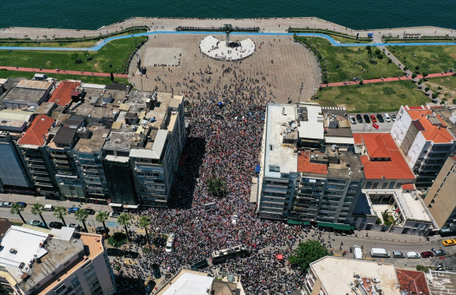 Özgür Özel gövde gösterisi yaptı! İşte olaylı İzmir mitinginden dikkat çeken kareler