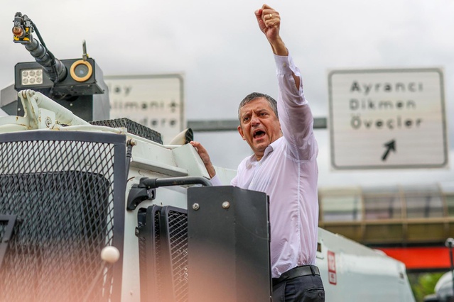Özgür Özel’den İzmir’de gövde gösterisi! Valiliğin itirazına jet yanıt geldi