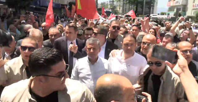 Özgür Özel'in mitingi öncesi Cumhuriyet Meydanı karıştı! Kalabalığa TOMA'lı müdahale