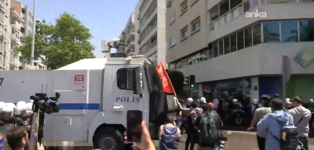 Özgür Özel'in mitingi öncesi Cumhuriyet Meydanı karıştı! Kalabalığa TOMA'lı müdahale