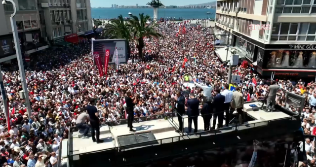 Özgür Özel'in mitingi öncesi Cumhuriyet Meydanı karıştı! Kalabalığa TOMA'lı müdahale