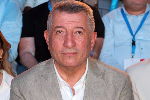 Rüşvet operasyonunda gözaltına alınan Güzelbahçe Belediye Başkanı Mustafa Günay ile İmar Müdürü Özgür Bayraktar tutuklandı.