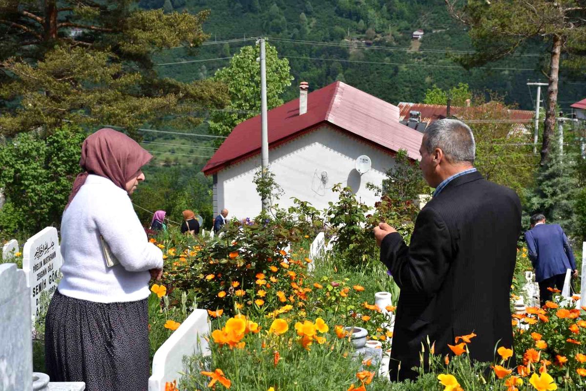 Kurban Bayramı\'nda Mezarlık Ziyareti