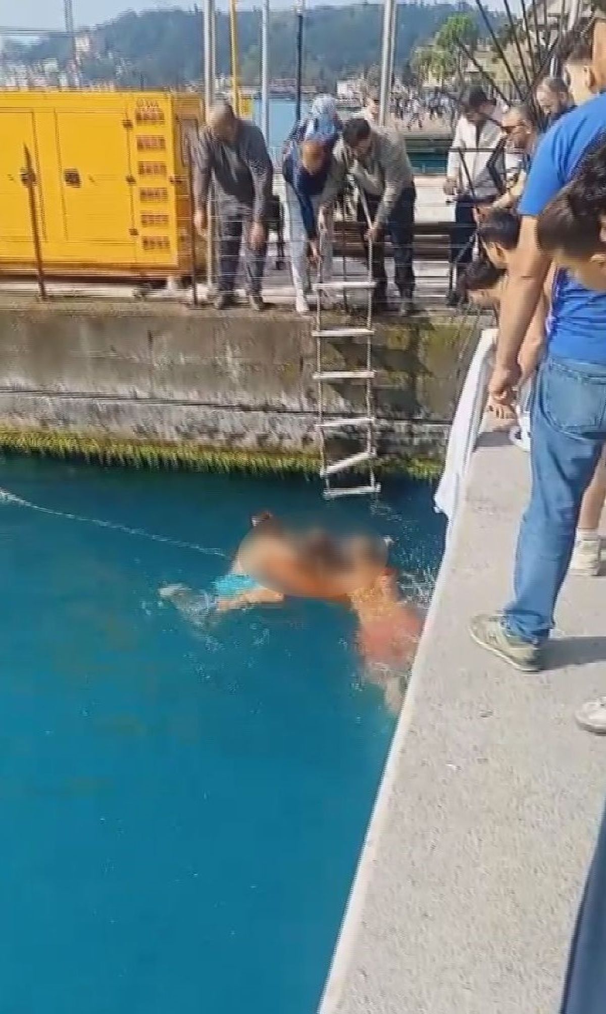 Emirgan Sahili\'nde Baygınlık Geçiren Kadın Kurtarıldı