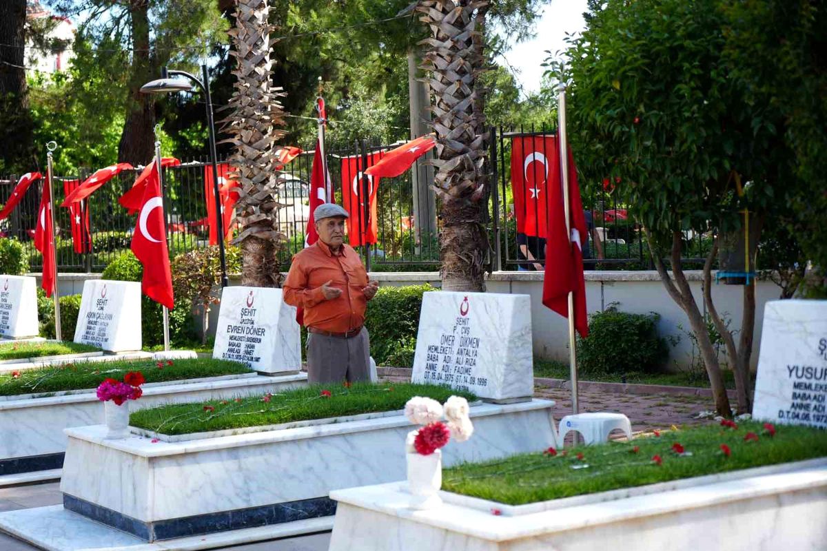 Antalya\'da Şehitlikte Bayram Arefesinde Duygu Dolu Anlar