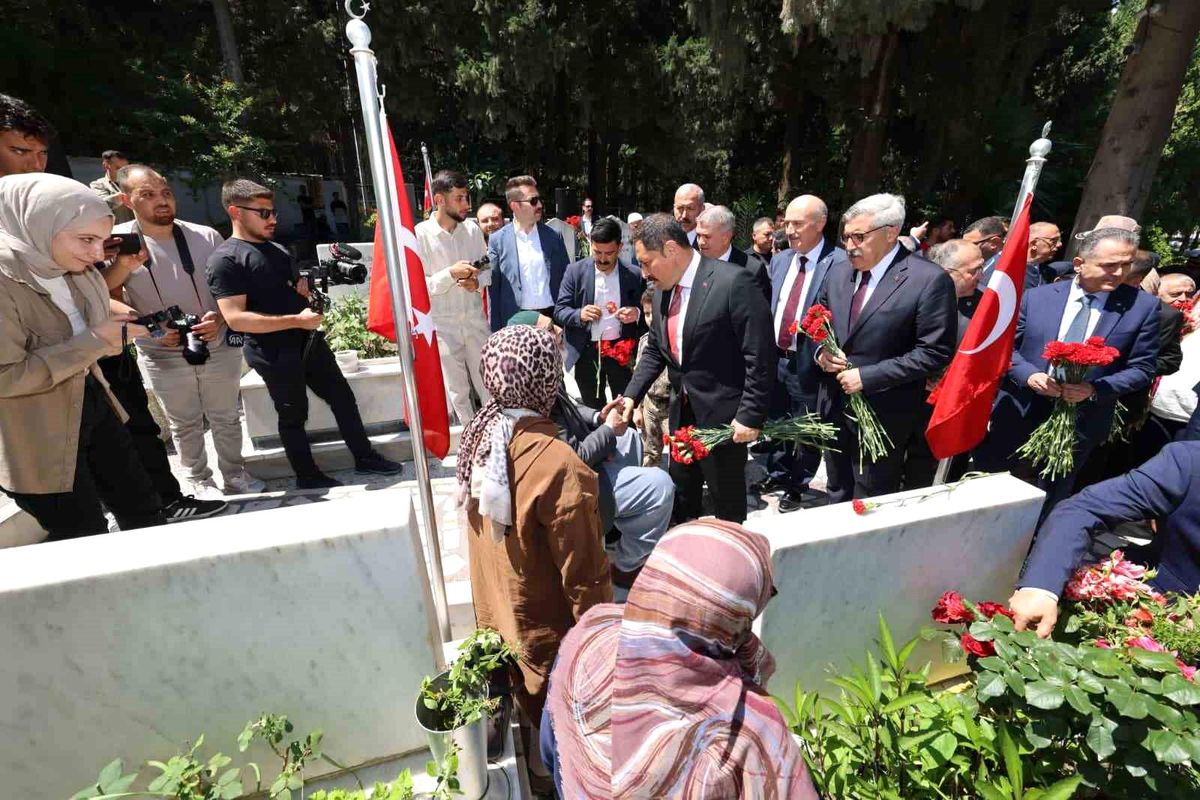 Şehit babasının elini öpen vali yürekleri ısıttı