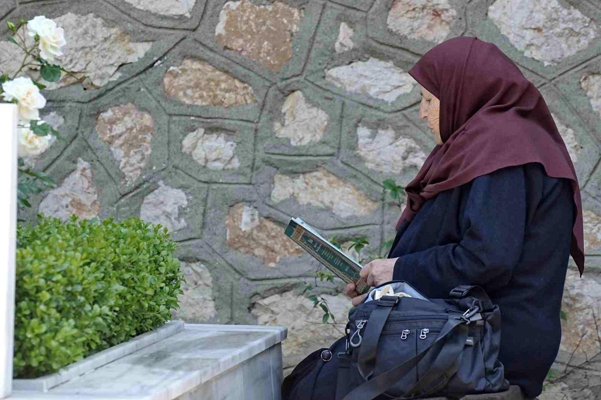 Bursa\'da bayram arifesinde şehitlikte duygusal ziyaret