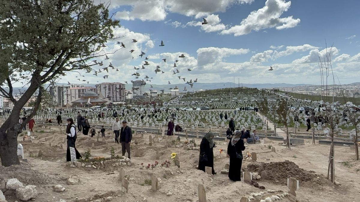 Sivas\'ta Mezarlıklarda Bayram Yoğunluğu