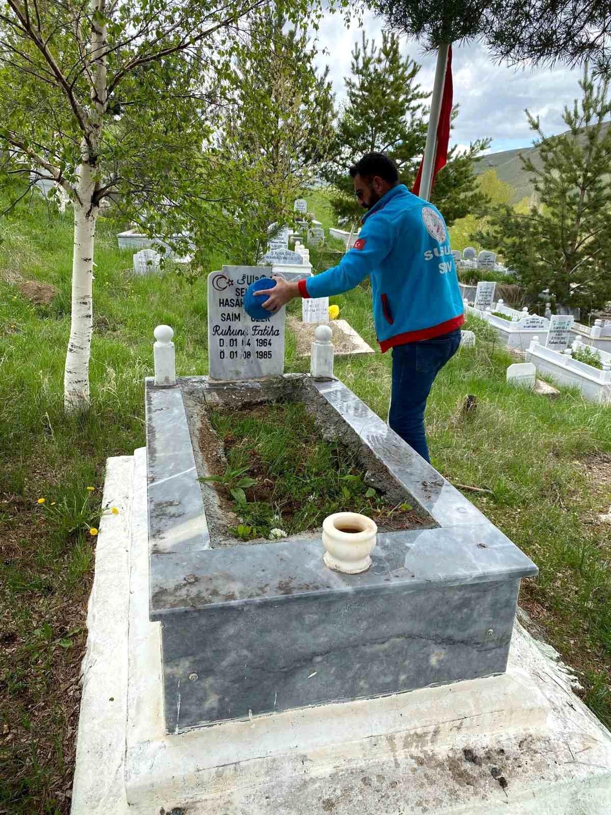 Susuz\'da şehit mezarlıklarına bayram temizliği