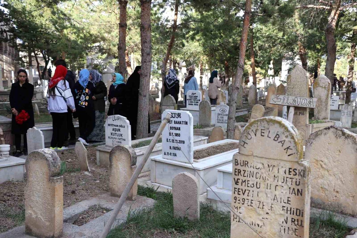 Kurban Bayramı\'nda Terzibaba Mezarlığı Ziyaretçi Akınına Uğradı