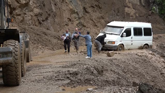 Köprübaşı'nda Heyelan: 3 Kişi Kurtarıldı