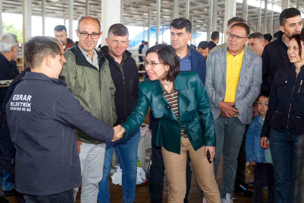 Uşak Belediye Başkan Vekili Özkan\'dan hayvan pazarına bayram ziyareti