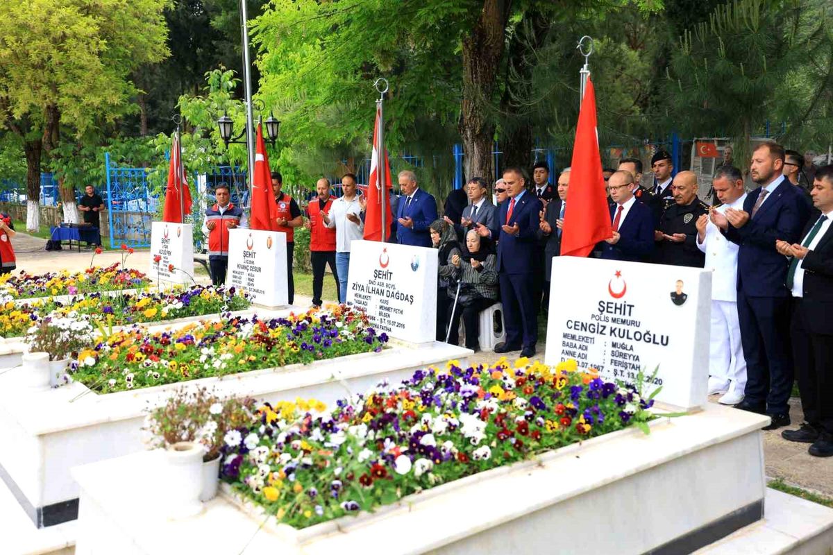 Vali Akbıyık\'tan Kurban Bayramı\'nda Şehitlik Ziyareti