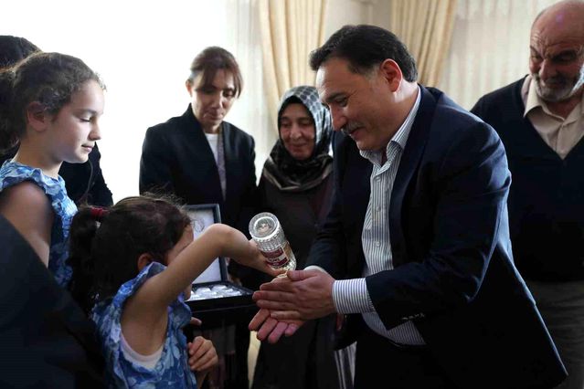 Vali Çiçek'ten şehit ailelerine bayram ziyareti