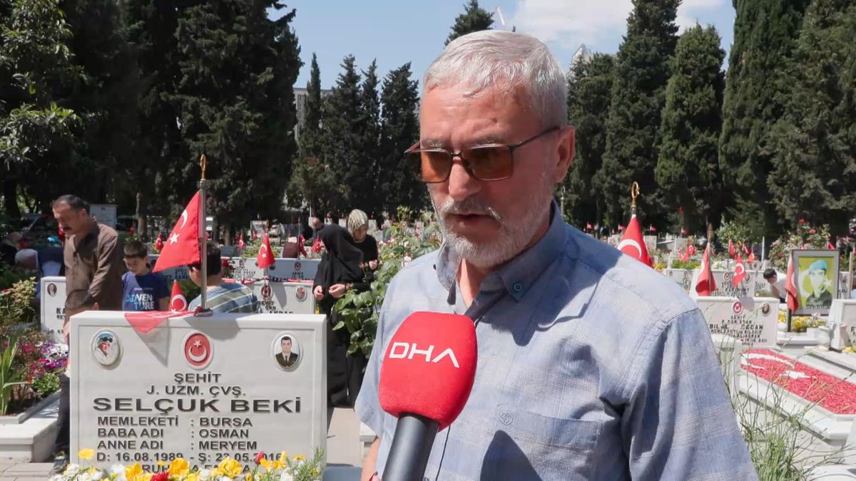 Vali Gül, Kurban Bayramı öncesi Edirnekapı Şehitliği\'ni ziyaret etti