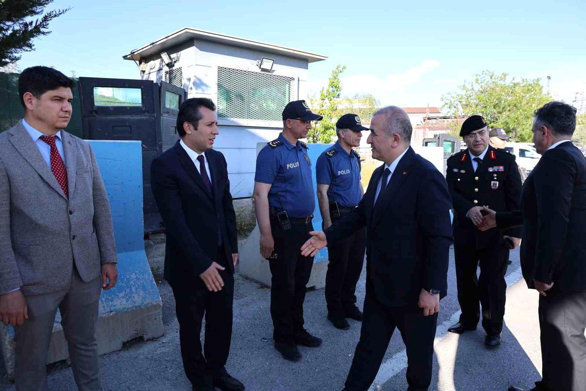 Vali Hatipoğlu, arife günü görev başındaki ekiplerle bayramlaştı