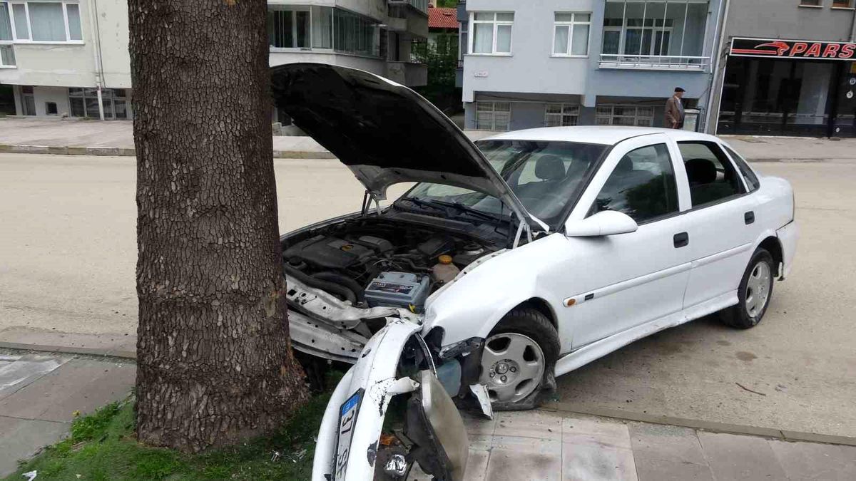Kastamonu\'da Otomobil Ağaca Çarptı