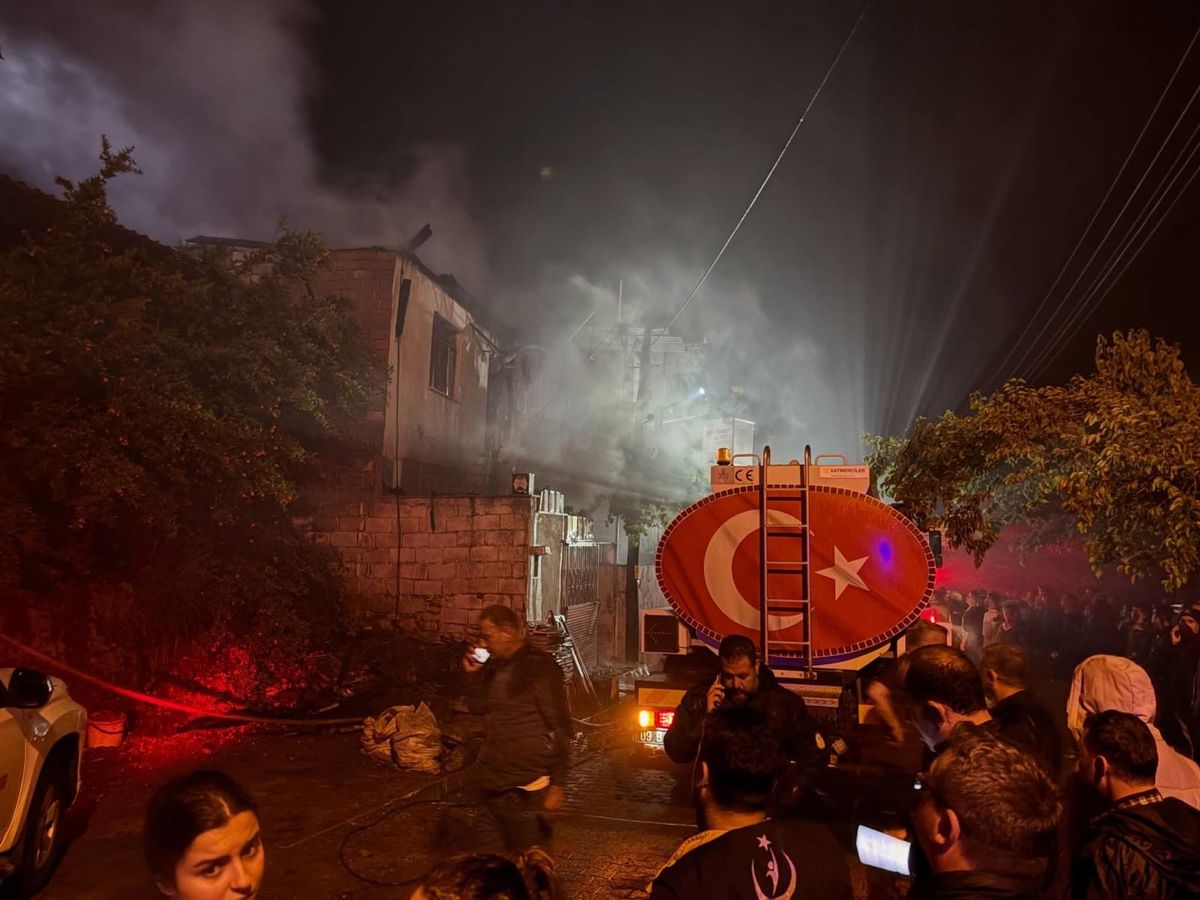 Bozdoğan\'da 2 Katlı Evde Yangın
